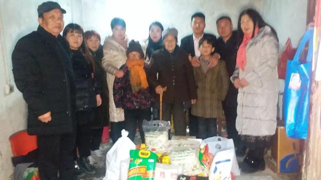 禹州一女老总带领几十名美女组团去看望这位老人 禹州一女老总带领几十名美女组团去看望这位老人