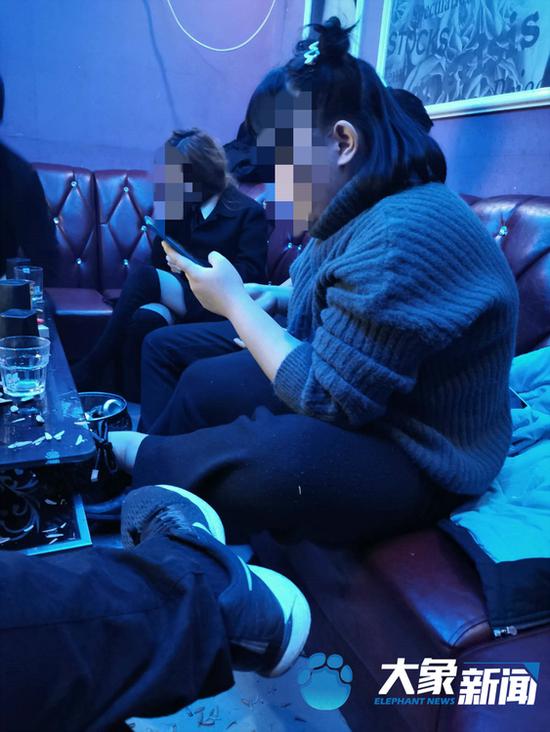 禹州14岁少女被骗KTV里做"公主" 领班:敢跑就打死你 禹州14岁少女被骗KTV里做"公主" 领班:敢跑就打死你