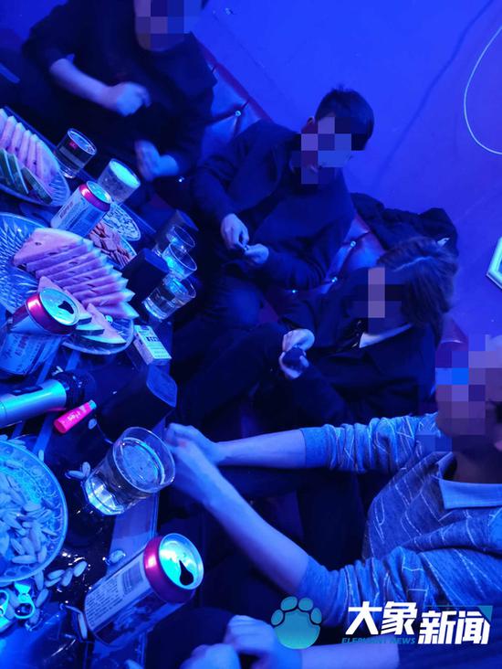 禹州14岁少女被骗KTV里做"公主" 领班:敢跑就打死你 禹州14岁少女被骗KTV里做"公主" 领班:敢跑就打死你