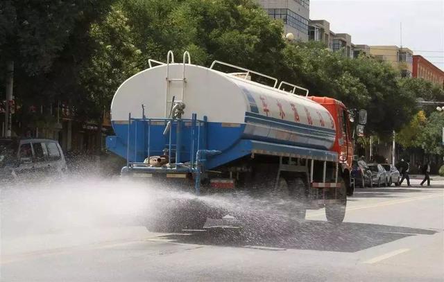 禹州市区因洒水车洒水上路时间谁说了算?官方回应来了… 禹州市区因洒水车洒水上路时间谁说了算?官方回应来了…