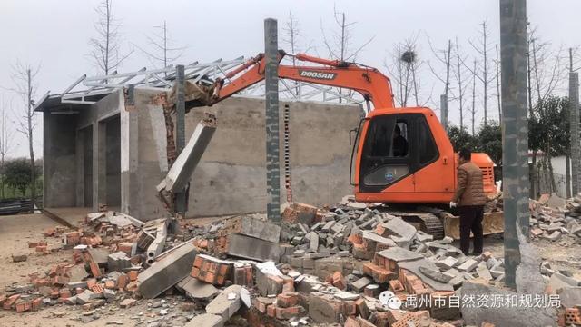 禹州执法人员耐心教育 火龙当事人自行拆违建 禹州执法人员耐心教育 火龙当事人自行拆违建