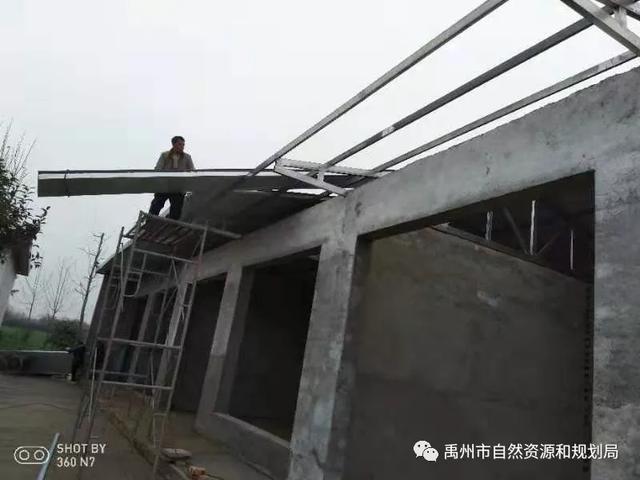 禹州执法人员耐心教育 火龙当事人自行拆违建 禹州执法人员耐心教育 火龙当事人自行拆违建