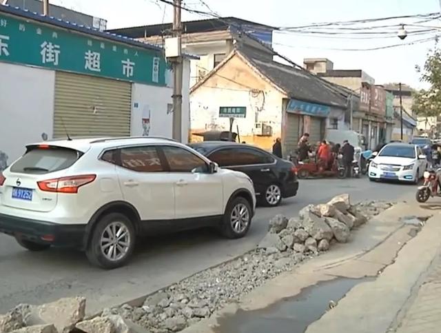 禹州东大街道路开挖两个月引多方头疼!原因是... 禹州东大街道路开挖两个月引多方头疼!原因是...