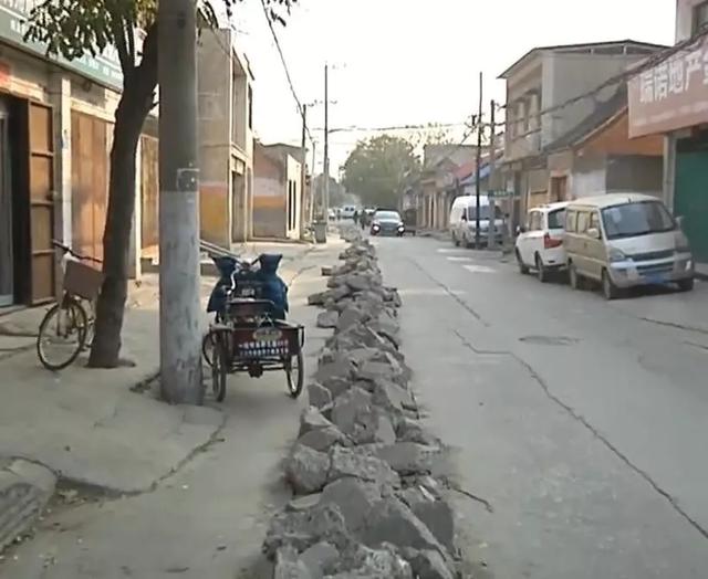 禹州东大街道路开挖两个月引多方头疼!原因是... 禹州东大街道路开挖两个月引多方头疼!原因是...