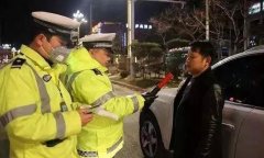 禹州一司机为了躲避交警查酒驾，竟然疯狂的撞上了警车！