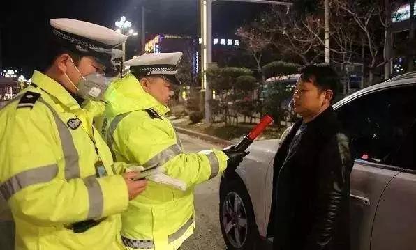 禹州一司机为了躲避交警查酒驾,竟然疯狂的撞上了警车! 禹州一司机为了躲避交警查酒驾,竟然疯狂的撞上了警车!