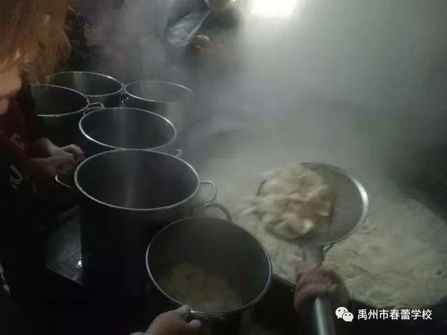 12月22日禹州春蕾学校千人饺子宴 营造生活大课堂 12月22日禹州春蕾学校千人饺子宴 营造生活大课堂