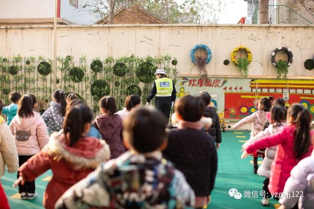 禹州交警深入幼儿园开展安全宣传活动 禹州交警深入幼儿园开展安全宣传活动