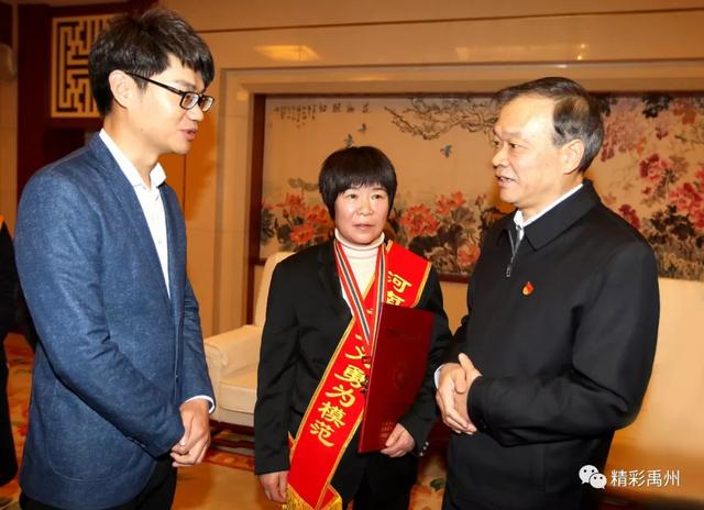想起丈夫给她做的面条,颁奖台上她哭了 想起丈夫给她做的面条,颁奖台上她哭了