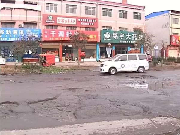 禹州梁北镇牌坊南侧长期困扰群众的这件事被电视台曝光了! 禹州梁北镇牌坊南侧长期困扰群众的这件事被电视台曝光了!