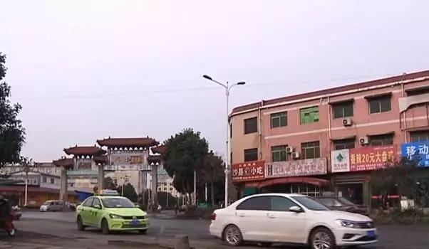 禹州梁北镇牌坊南侧长期困扰群众的这件事被电视台曝光了! 禹州梁北镇牌坊南侧长期困扰群众的这件事被电视台曝光了!