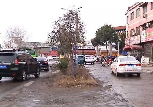 禹州梁北镇牌坊南侧长期困扰群众的这件事被电视台曝光了! 禹州梁北镇牌坊南侧长期困扰群众的这件事被电视台曝光了!