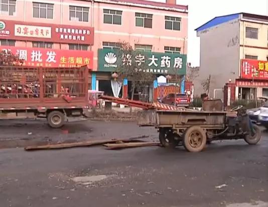 禹州梁北镇牌坊南侧长期困扰群众的这件事被电视台曝光了! 禹州梁北镇牌坊南侧长期困扰群众的这件事被电视台曝光了!