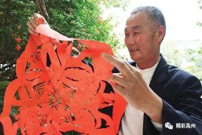 耄耋老人剪纸忙,“十二生肖”来贺岁 耄耋老人剪纸忙,“十二生肖”来贺岁