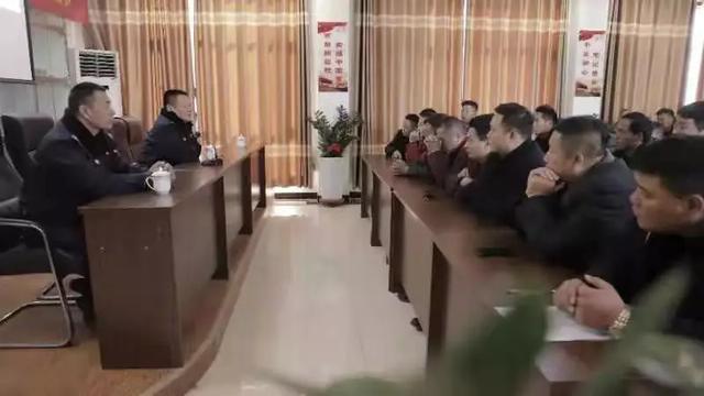 禹州公路巡警四中队民警集中召集禹州金科再生资源运输公司说是为了......! 禹州公路巡警四中队民警集中召集禹州金科再生资源运输公司说是为了......!