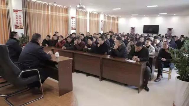 禹州公路巡警四中队民警集中召集禹州金科再生资源运输公司说是为了......! 禹州公路巡警四中队民警集中召集禹州金科再生资源运输公司说是为了......!