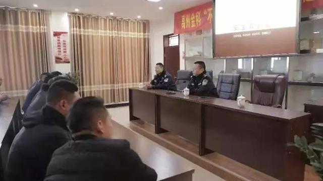 禹州公路巡警四中队民警集中召集禹州金科再生资源运输公司说是为了......! 禹州公路巡警四中队民警集中召集禹州金科再生资源运输公司说是为了......!