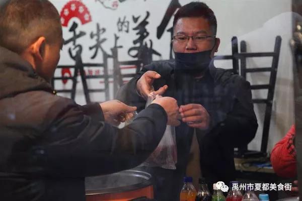 禹州夏都美食街携手饿了么举办“ 腊八派粥,送温情”活动 禹州夏都美食街携手饿了么举办“ 腊八派粥,送温情”活动