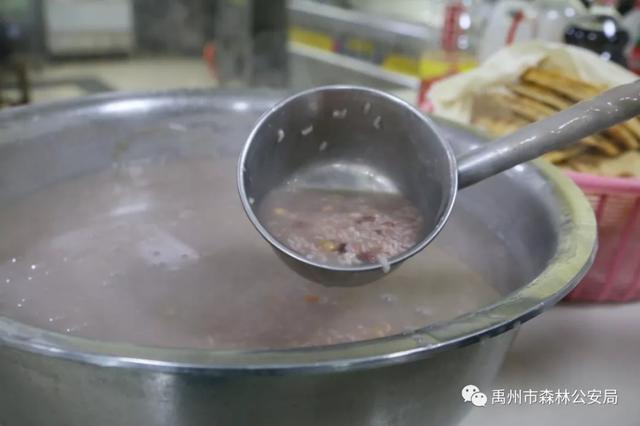 禹州市森林公安局腊八节暖粥活动 禹州市森林公安局腊八节暖粥活动