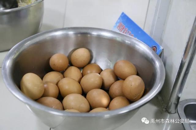 禹州市森林公安局腊八节暖粥活动 禹州市森林公安局腊八节暖粥活动