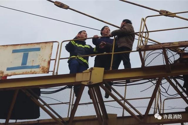 禹州周边市接到紧急报警!一男子讨薪未果欲跳塔吊场面惊人 禹州周边市接到紧急报警!一男子讨薪未果欲跳塔吊场面惊人