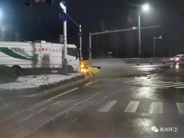禹州环卫“以雪为令”在行动 抗冰除雪保障通 禹州环卫“以雪为令”在行动 抗冰除雪保障通