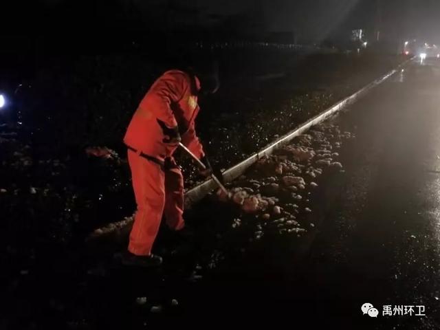 禹州环卫“以雪为令”在行动 抗冰除雪保障通 禹州环卫“以雪为令”在行动 抗冰除雪保障通