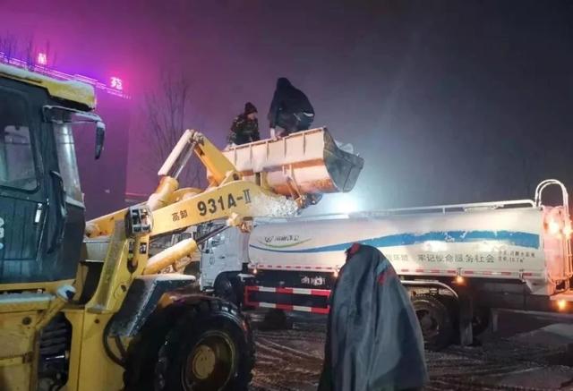 初雪降临禹州市区的夜里,他们做了这些事... 初雪降临禹州市区的夜里,他们做了这些事...
