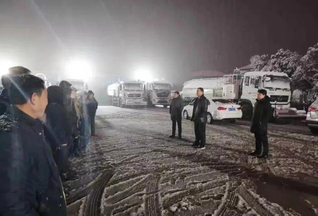 初雪降临禹州市区的夜里,他们做了这些事... 初雪降临禹州市区的夜里,他们做了这些事...