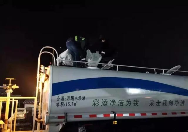 初雪降临禹州市区的夜里,他们做了这些事... 初雪降临禹州市区的夜里,他们做了这些事...