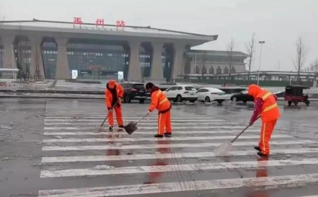 初雪降临禹州市区的夜里,他们做了这些事... 初雪降临禹州市区的夜里,他们做了这些事...