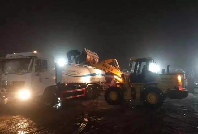 初雪降临禹州市区的夜里,他们做了这些事... 初雪降临禹州市区的夜里,他们做了这些事...