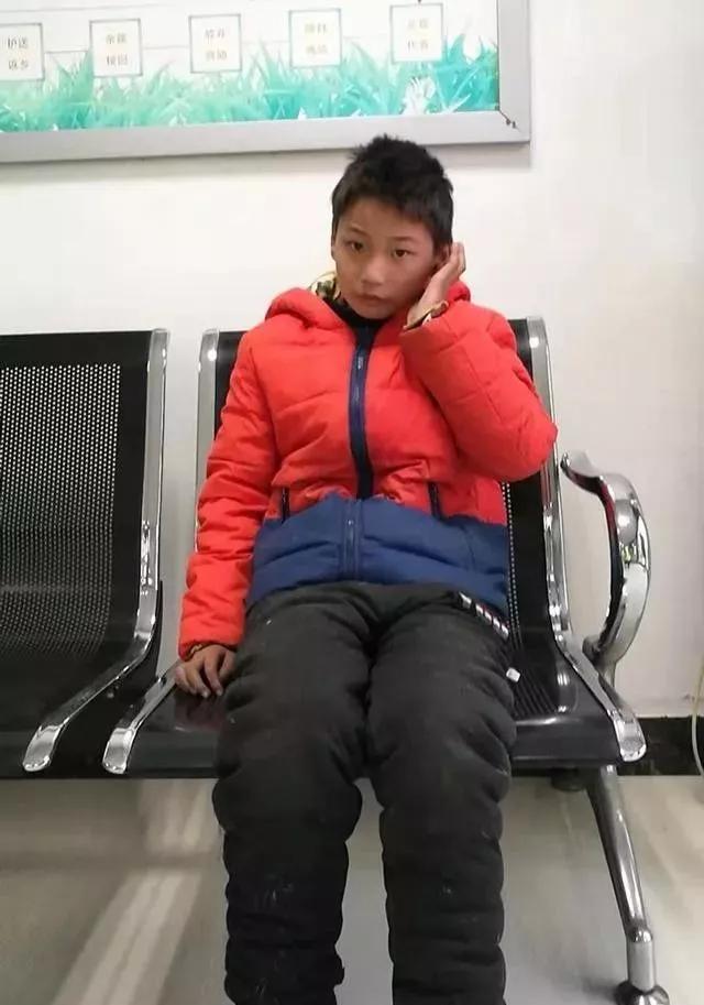 惊险!9岁男孩为何行走在禹州这段高速公路上? 惊险!9岁男孩为何行走在禹州这段高速公路上?