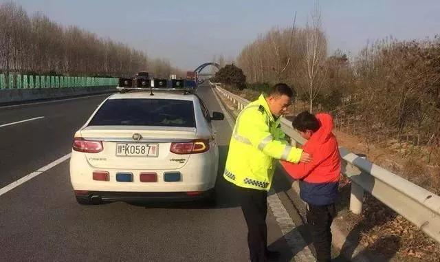 惊险!9岁男孩为何行走在禹州这段高速公路上? 惊险!9岁男孩为何行走在禹州这段高速公路上?