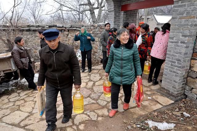 牡丹坪的“全村福”——禹州市摄影家协会文化下乡活动剪影 牡丹坪的“全村福”——禹州市摄影家协会文化下乡活动剪影
