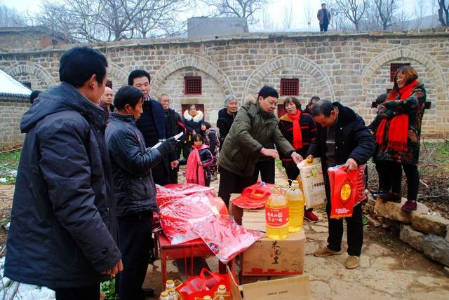 牡丹坪的“全村福”——禹州市摄影家协会文化下乡活动剪影 牡丹坪的“全村福”——禹州市摄影家协会文化下乡活动剪影