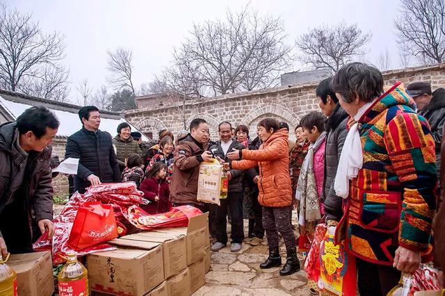 牡丹坪的“全村福”——禹州市摄影家协会文化下乡活动剪影 牡丹坪的“全村福”——禹州市摄影家协会文化下乡活动剪影
