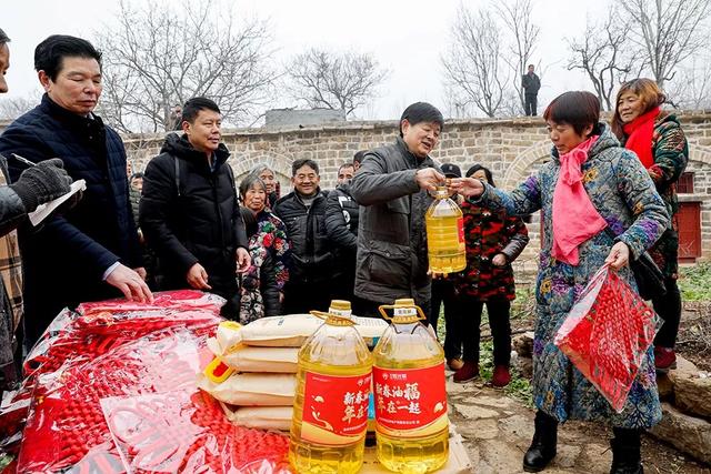 牡丹坪的“全村福”——禹州市摄影家协会文化下乡活动剪影 牡丹坪的“全村福”——禹州市摄影家协会文化下乡活动剪影
