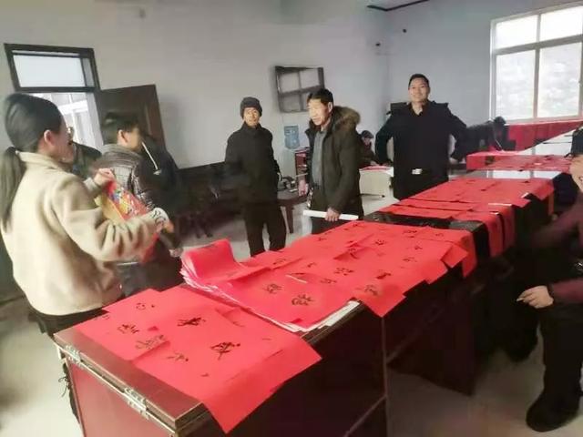 1月14日磨街乡陈庄村迎来了迎新春写春联送祝福活动 1月14日磨街乡陈庄村迎来了迎新春写春联送祝福活动