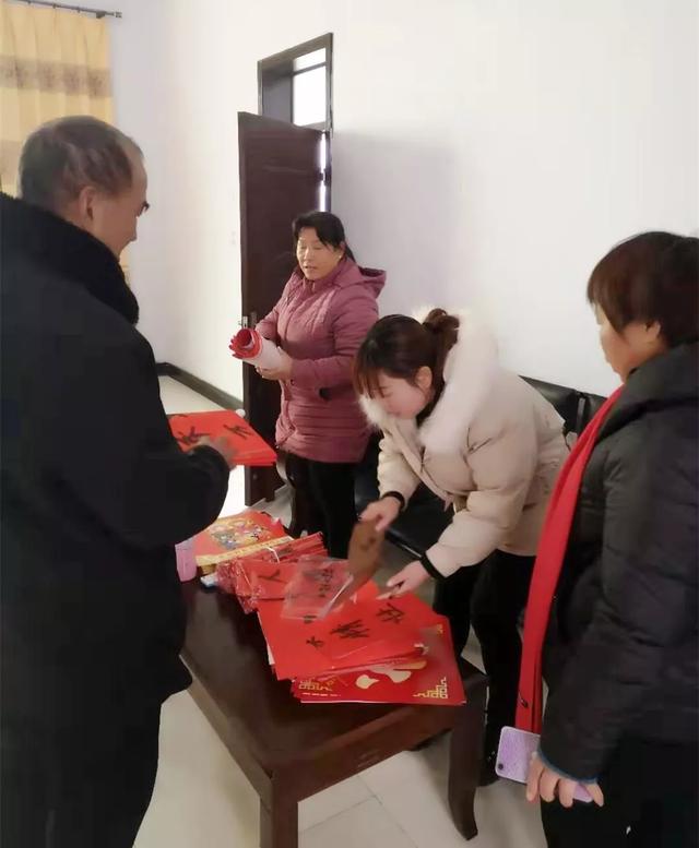 1月14日磨街乡陈庄村迎来了迎新春写春联送祝福活动 1月14日磨街乡陈庄村迎来了迎新春写春联送祝福活动