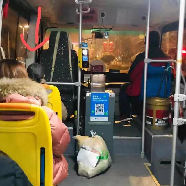 寒冷雪夜!禹州29路公交车上演暖心一幕!乘客纷纷点赞! 寒冷雪夜!禹州29路公交车上演暖心一幕!乘客纷纷点赞!