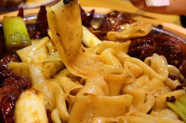 100份大盘鸡免费送!御湖湾南门这家新开的“鸡”店,彻底让我沦陷! 100份大盘鸡免费送!御湖湾南门这家新开的“鸡”店,彻底让我沦陷!