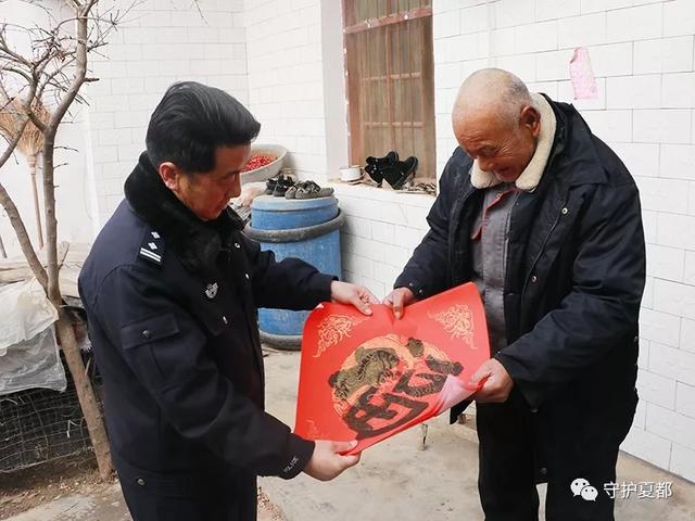 禹州市公安局浓浓墨香迎新春赠写春联送祝福 禹州市公安局浓浓墨香迎新春赠写春联送祝福