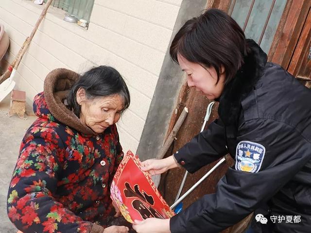 禹州市公安局浓浓墨香迎新春赠写春联送祝福 禹州市公安局浓浓墨香迎新春赠写春联送祝福