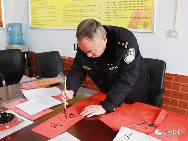 禹州市公安局浓浓墨香迎新春赠写春联送祝福 禹州市公安局浓浓墨香迎新春赠写春联送祝福