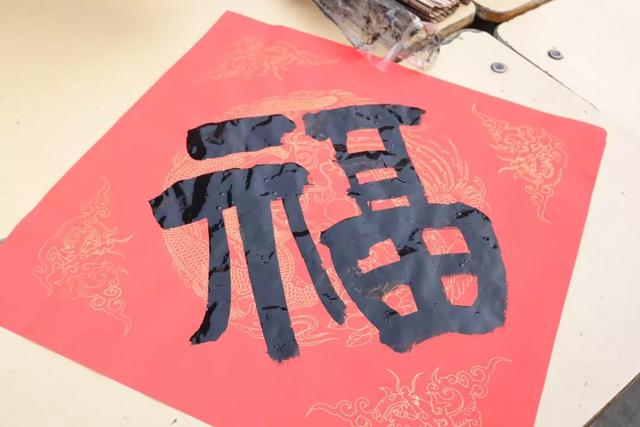 1月17日上午数百名书法家在禹州神垕古镇写对联、送“福” 1月17日上午数百名书法家在禹州神垕古镇写对联、送“福”