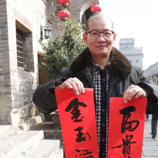 1月17日上午数百名书法家在禹州神垕古镇写对联、送“福” 1月17日上午数百名书法家在禹州神垕古镇写对联、送“福”