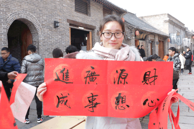 1月17日上午数百名书法家在禹州神垕古镇写对联、送“福” 1月17日上午数百名书法家在禹州神垕古镇写对联、送“福”