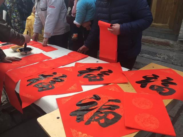 1月17日上午数百名书法家在禹州神垕古镇写对联、送“福” 1月17日上午数百名书法家在禹州神垕古镇写对联、送“福”