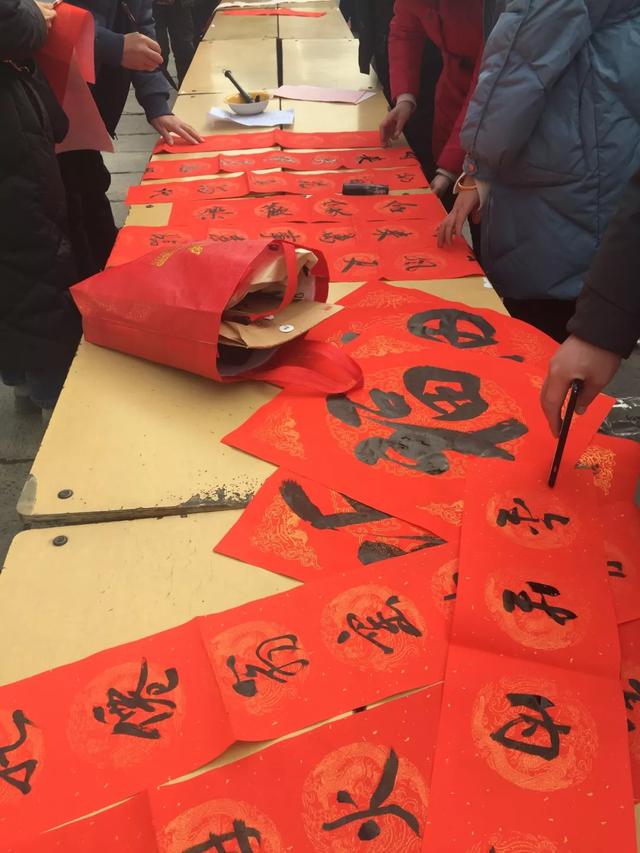 1月17日上午数百名书法家在禹州神垕古镇写对联、送“福” 1月17日上午数百名书法家在禹州神垕古镇写对联、送“福”